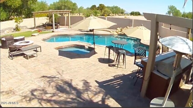 2041 E Palm Beach Dr, Chandler, AZ 85249 - view of swimming pool with an in-ground hot tub, a fenced backyard, a pergola, and a patio