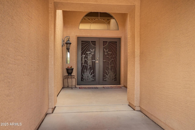 view of exterior entry with stucco siding