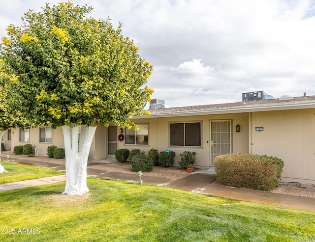 view of front of home with a front yard