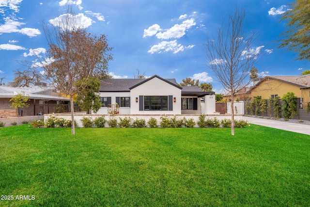 view of front of house featuring a front lawn