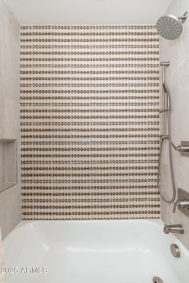 bathroom with tiled shower / bath combo