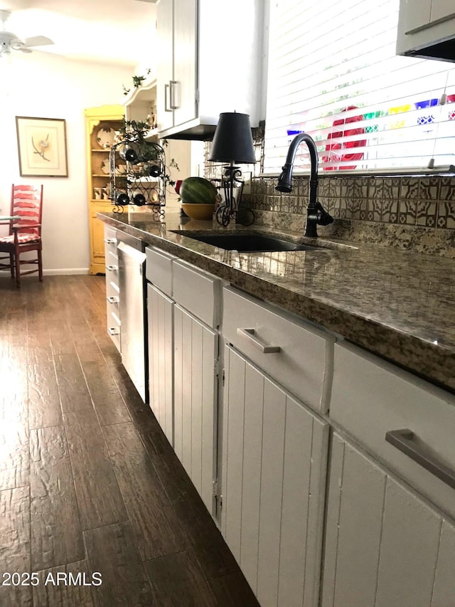 100 N Lazy Fox Rd Unit 8, Wickenburg, AZ 85390 - kitchen with dark wood-style floors, dishwashing machine, and a ceiling fan