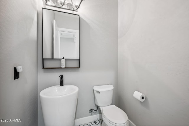 422 E Kaibab Pl, Chandler, AZ 85249 - bathroom featuring toilet and baseboards