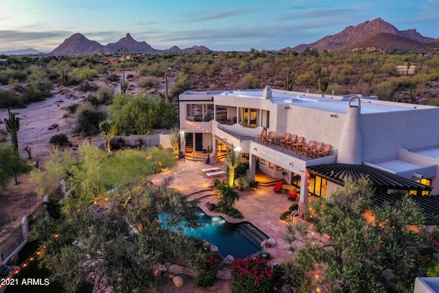 drone / aerial view featuring a mountain view