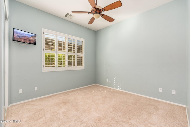 unfurnished room featuring ceiling fan and light colored carpet