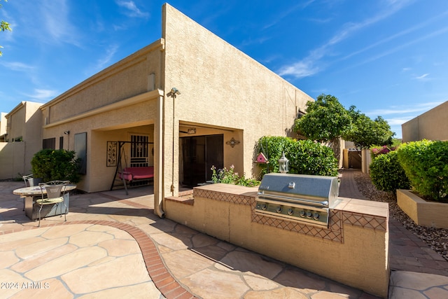 view of patio with an outdoor kitchen and grilling area