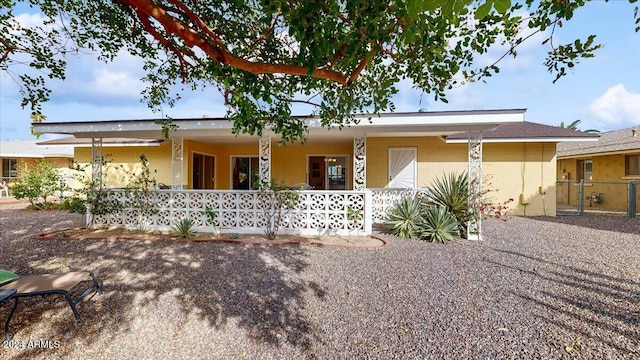 ranch-style house featuring covered porch