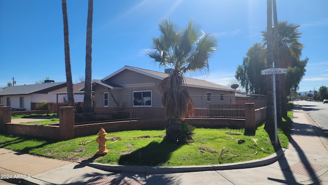 view of front of home featuring a front yard