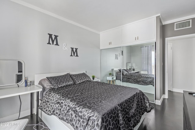 bedroom featuring baseboards, visible vents, a closet, and ornamental molding