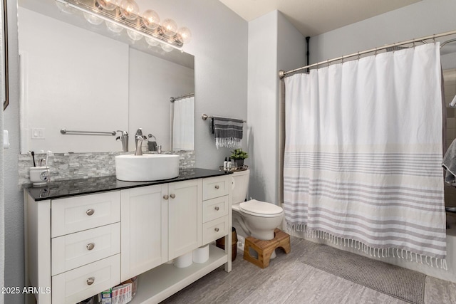 1825 W Ray Rd Unit 2132, Chandler, AZ 85224 - full bath with toilet, a shower with shower curtain, wood finished floors, and vanity