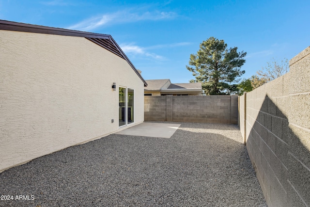 view of yard featuring a patio