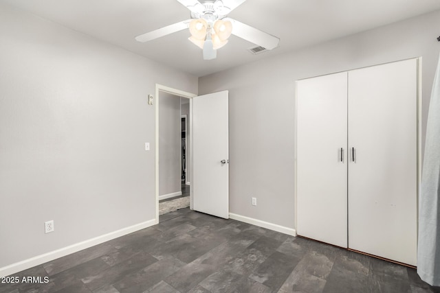 unfurnished bedroom featuring ceiling fan and a closet