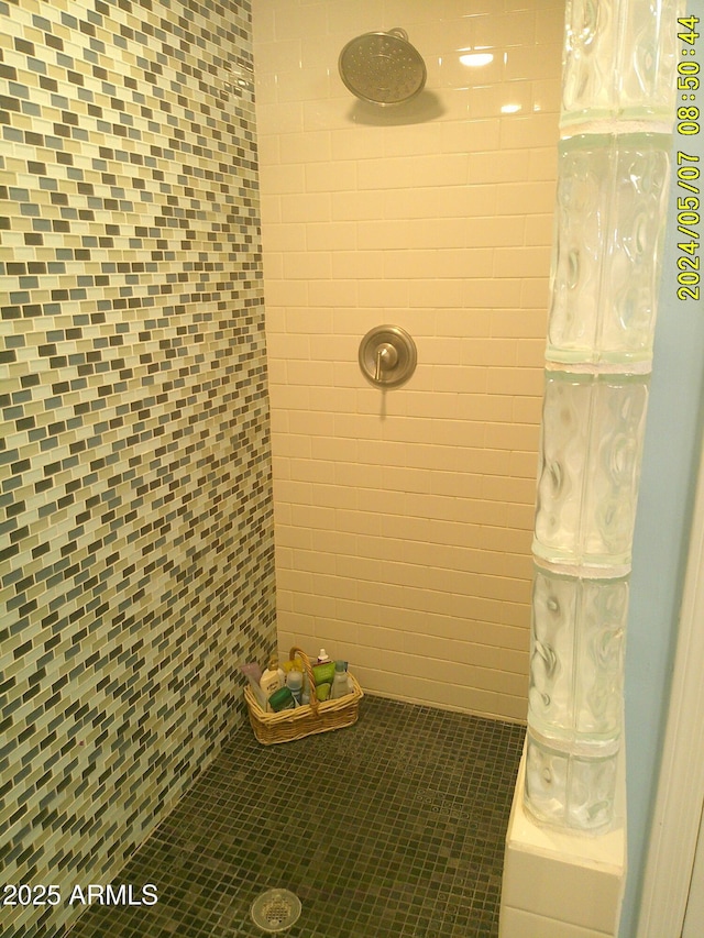 8700 E Mountain View Rd Unit 2029, Scottsdale, AZ 85258 - bathroom featuring tiled shower, tile patterned floors, and tile walls