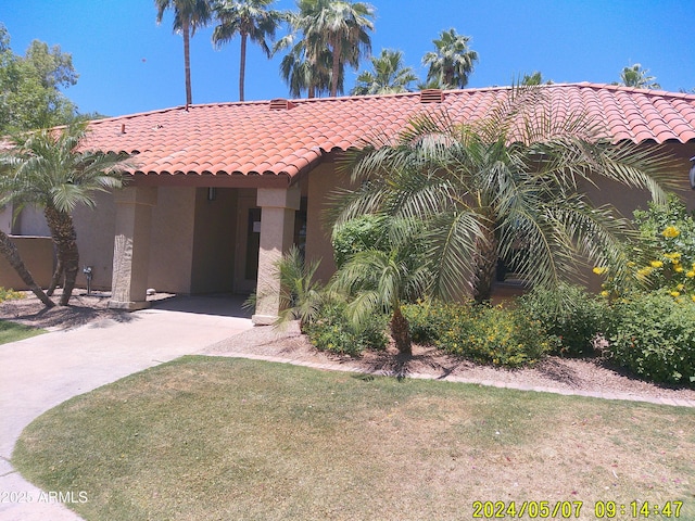 8700 E Mountain View Rd Unit 2029, Scottsdale, AZ 85258 - view of front facade with a tiled roof, stucco siding, and a front lawn