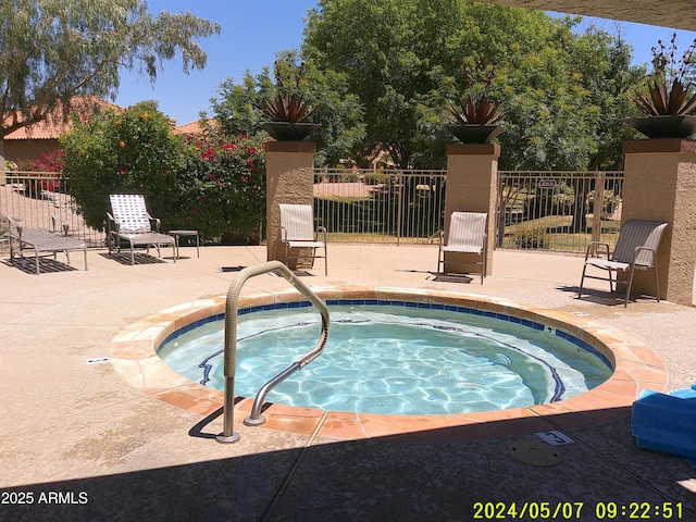 8700 E Mountain View Rd Unit 2029, Scottsdale, AZ 85258 - view of pool featuring a community hot tub, a patio area, and a pool