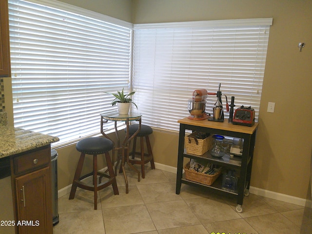 8700 E Mountain View Rd Unit 2029, Scottsdale, AZ 85258 - dining space featuring light tile patterned floors and baseboards