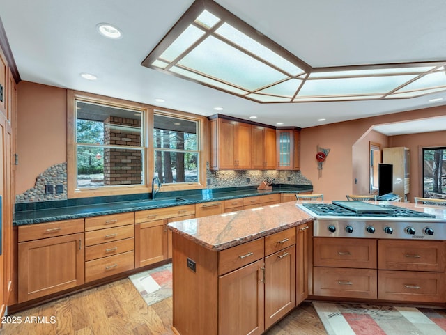 951 N Sky View St, Flagstaff, AZ 86004 - kitchen featuring stainless steel gas cooktop, a sink, a center island, healthy amount of natural light, and recessed lighting