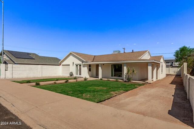 view of front of home featuring a front yard