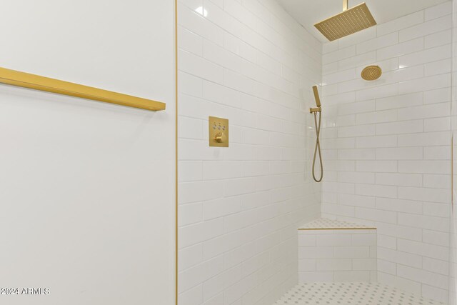 bathroom featuring tiled shower