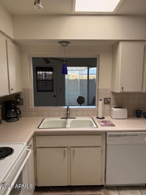 13822 N Silverbell Dr Unit 15C, Sun City, AZ 85351 - kitchen with white appliances, a sink, light countertops, and backsplash