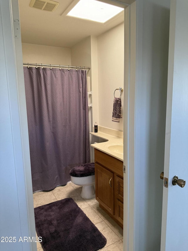 13822 N Silverbell Dr Unit 15C, Sun City, AZ 85351 - full bath featuring tile patterned floors, vanity, toilet, and a shower with curtain