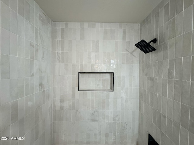 bathroom featuring a tile shower