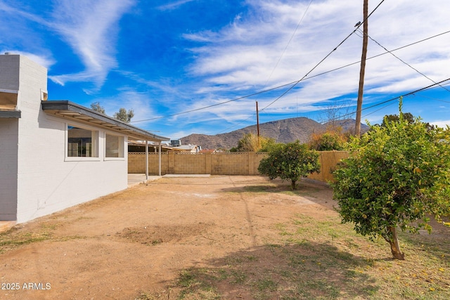 view of yard with a mountain view