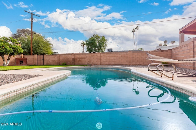 view of swimming pool