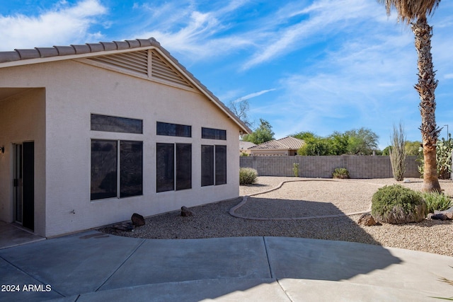 view of yard featuring a patio area