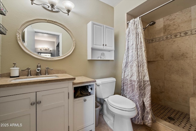 11621 N 39th Dr, Phoenix, AZ 85029 - bathroom featuring a tile shower, vanity, and toilet