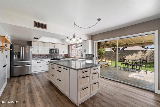 11621 N 39th Dr, Phoenix, AZ 85029 - kitchen featuring an inviting chandelier, tasteful backsplash, visible vents, appliances with stainless steel finishes, and dark countertops