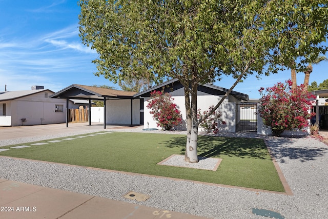 view of front of home featuring a front yard