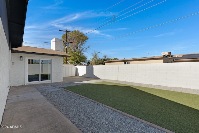 view of yard with a patio area