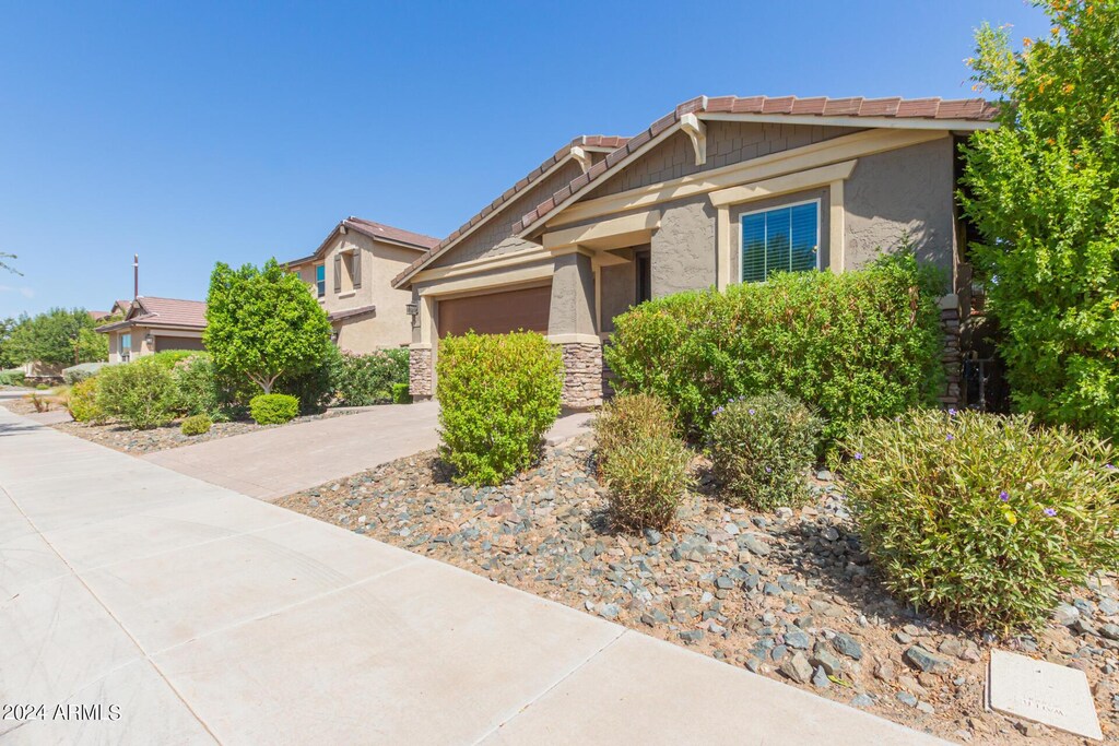 craftsman house featuring a garage