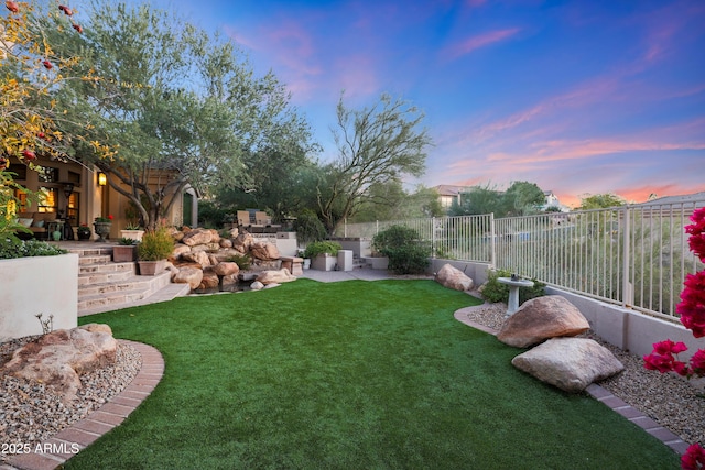 view of yard at dusk