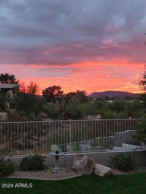 view of yard at dusk