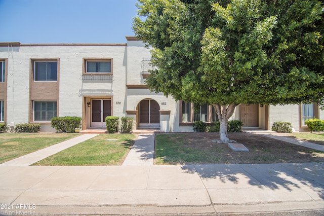 multi unit property featuring a front yard