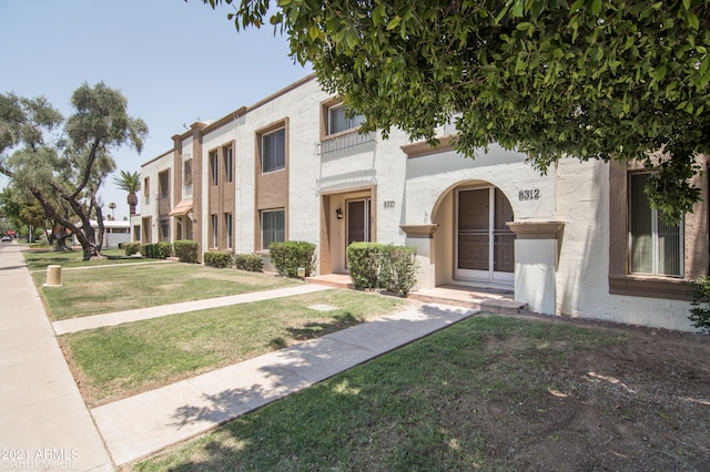 view of front of property with a front yard