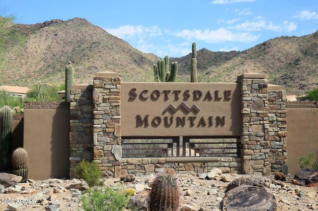 community / neighborhood sign featuring a mountain view