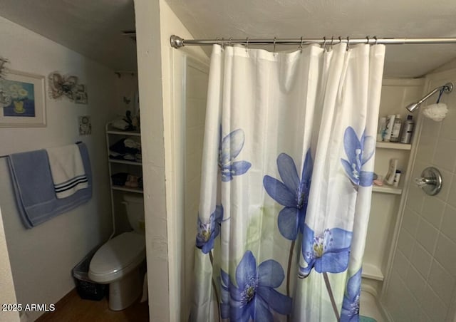 full bathroom featuring a shower with shower curtain and toilet