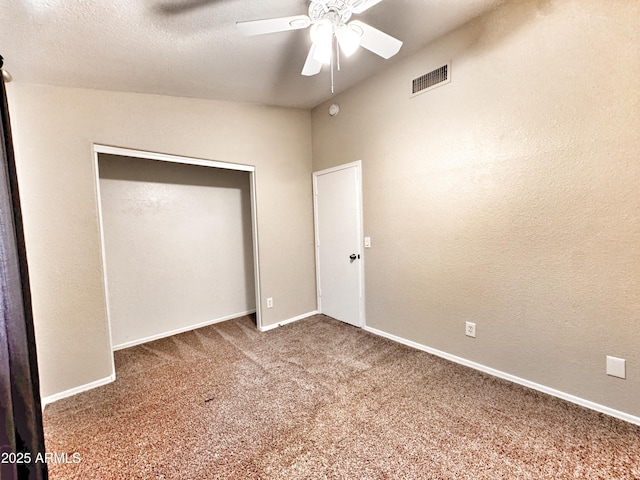 unfurnished bedroom featuring carpet flooring, baseboards, a ceiling fan, and a closet