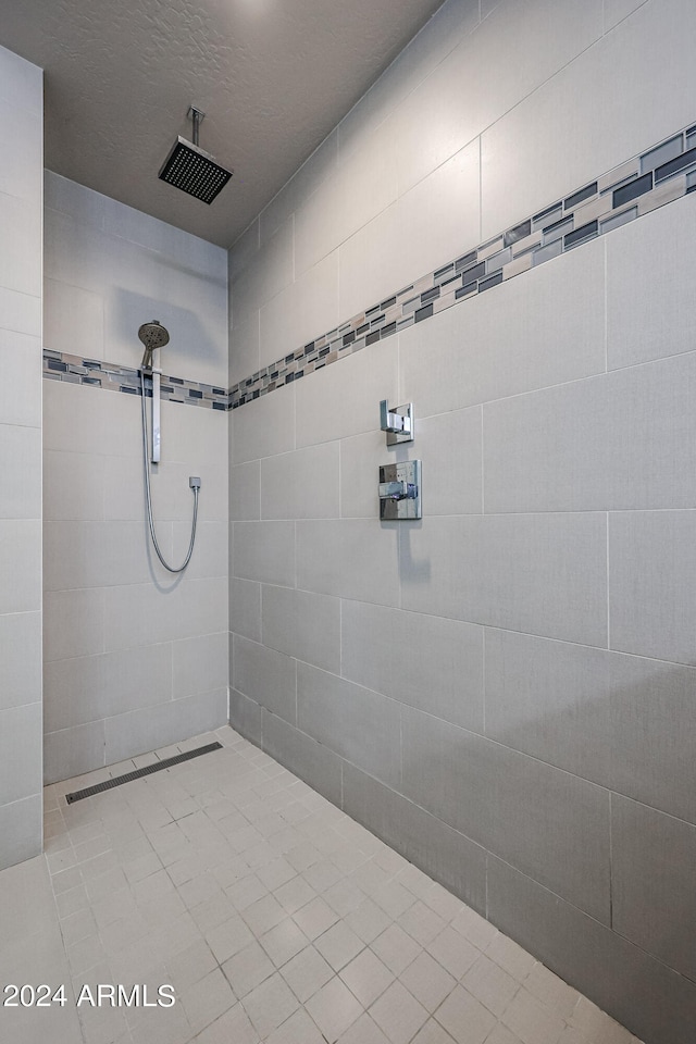 bathroom featuring tiled shower