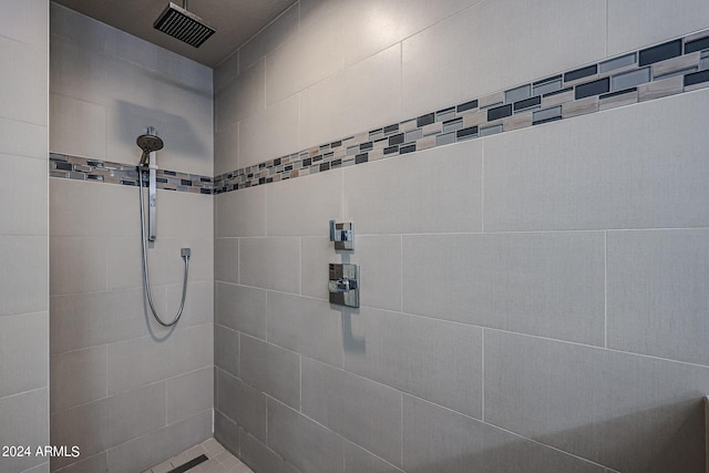 bathroom featuring tiled shower