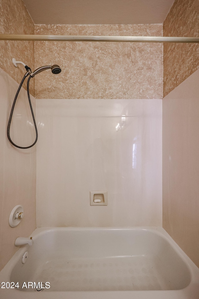 bathroom featuring tiled shower / bath combo