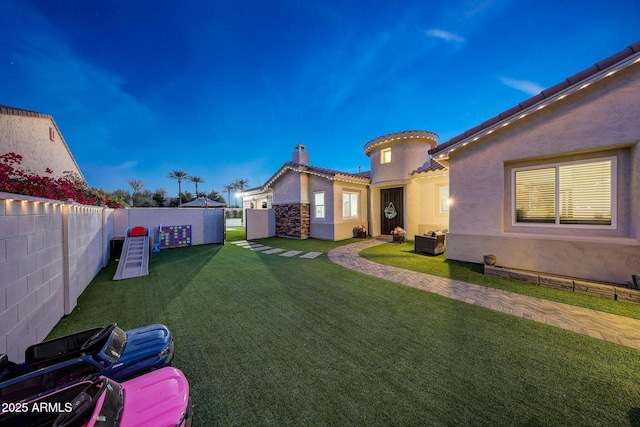 view of yard at dusk