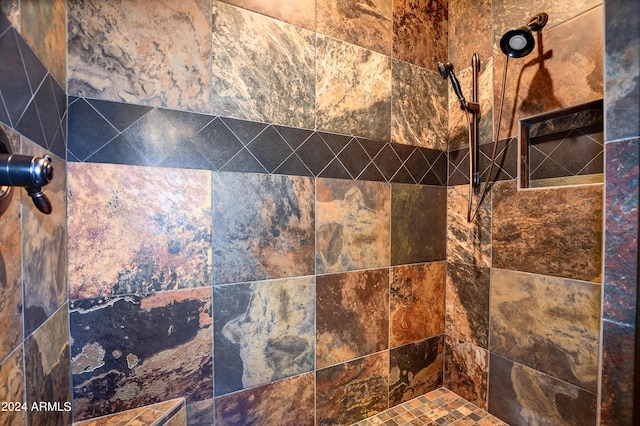 room details featuring a tile shower