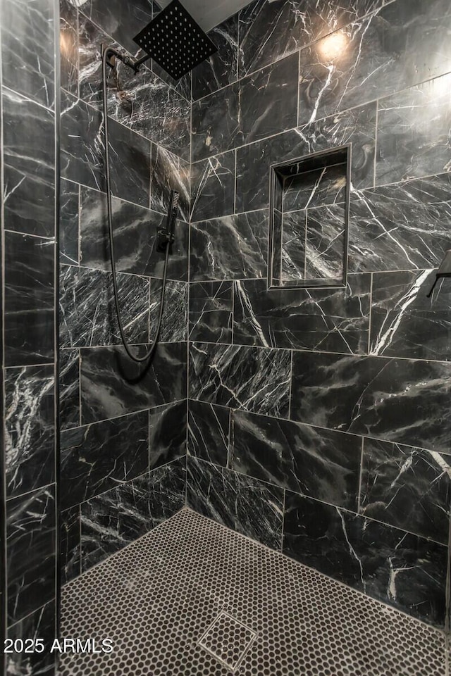 bathroom featuring a tile shower