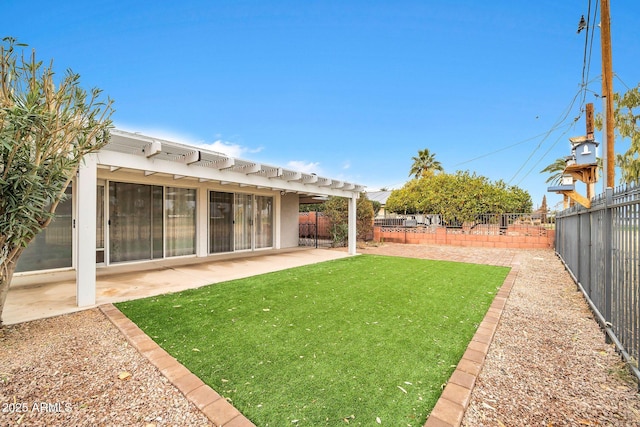 view of yard featuring a patio area