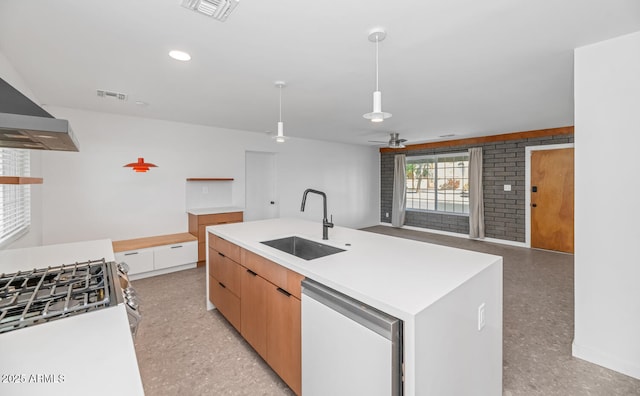 kitchen with sink, decorative light fixtures, ceiling fan, an island with sink, and exhaust hood