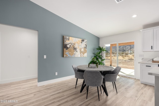 dining area with lofted ceiling, light wood-style flooring, baseboards, and recessed lighting